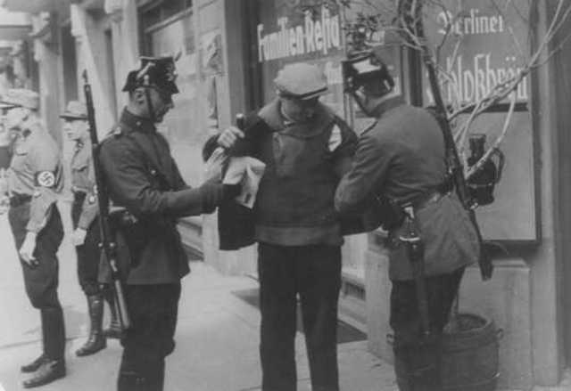 Dos policías en un cacheo 1933