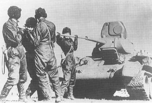 La tripulación del carro realizando las tareas de limpieza del cañón de 76 mm