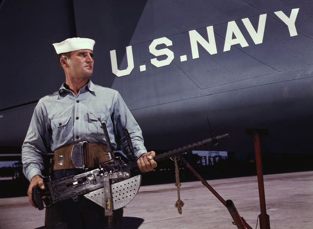 Después de siete años en la Marina, J.D. Estes es considerado un viejo lobo de mar por sus compañeros en la Base aérea Naval, Corpus Christi, Texas, en agosto de 1942