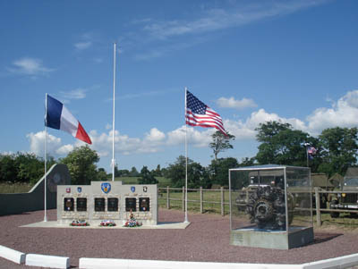 En este memorial por los fallecidos se conservan los restos del motor del C-47