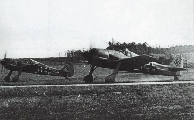 Cazas Focke Wulf 190 A durante el verano de 1943, en un aeródromo cercano al río Dniéper