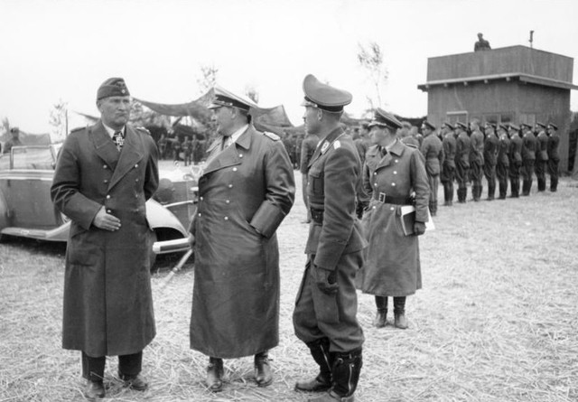 Bruno Loerzer, a la izquierda, junto con Göring