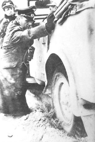 Arrimando el hombro. En la imagen, Rommel ayudando a empujar su automóvil que se ha atascado en las arenas del desierto de Libia
