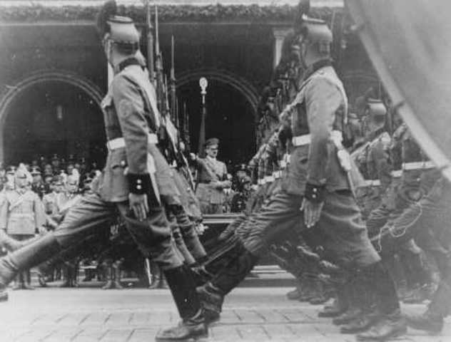 Desfile de policías alemanes ante Adolf Hitler 1937