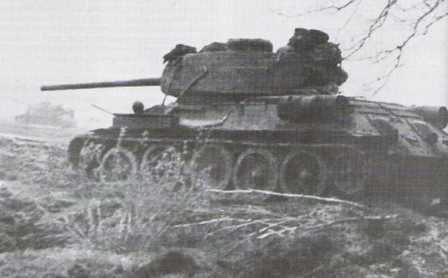 Abril de 1945. T-34 85 combatiendo en la cabeza de puente del Oder