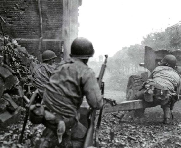 Un antitanque de 57 mm abriendo fuego sobre las posiciones alemanas en Aquisgrán. 15 octubre 1944