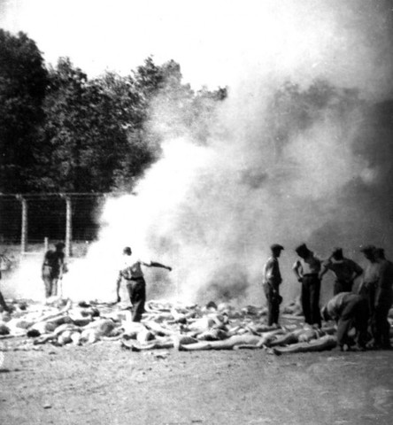 Ampliación de la anterior foto, cuando los hornos no tenían la capacidad de incinerar, se quemaban los cuerpos al aire libre en hogueras