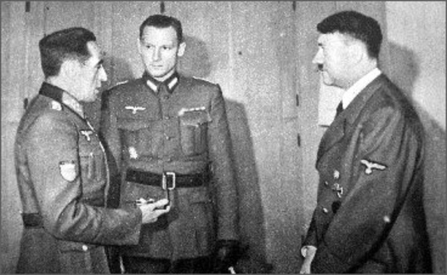 El general Muñoz Grandes, que en la fotografía arriba vemos a la izquierda en un encuentro con Adolfo Hitler acompañado de un traductor