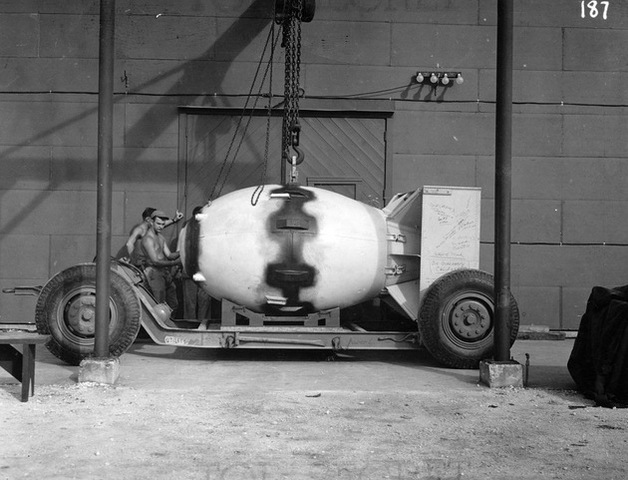 La bomba Fat Man, lista para ser llevado al aeródromo
