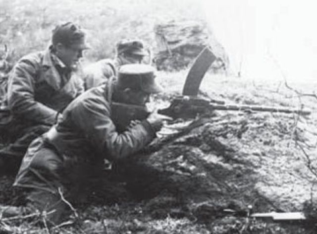 Soldados de la 6ª División de Infantería noruega luchando en Gratangen, cerca de Narvik