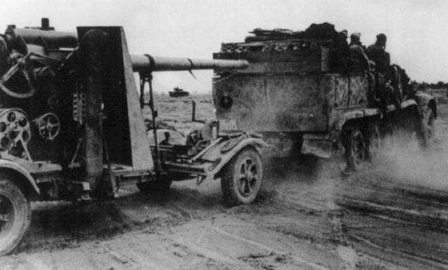 Un SdKfz arrastrando a el temido Flak de 88 mm