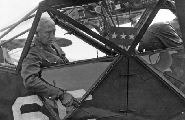 Patton utilizaba periódicamente una avioneta de observación para evitar los frecuentes atascos de tráfico. En la imagen, en agosto de 1944, en una avioneta Stinson L-5