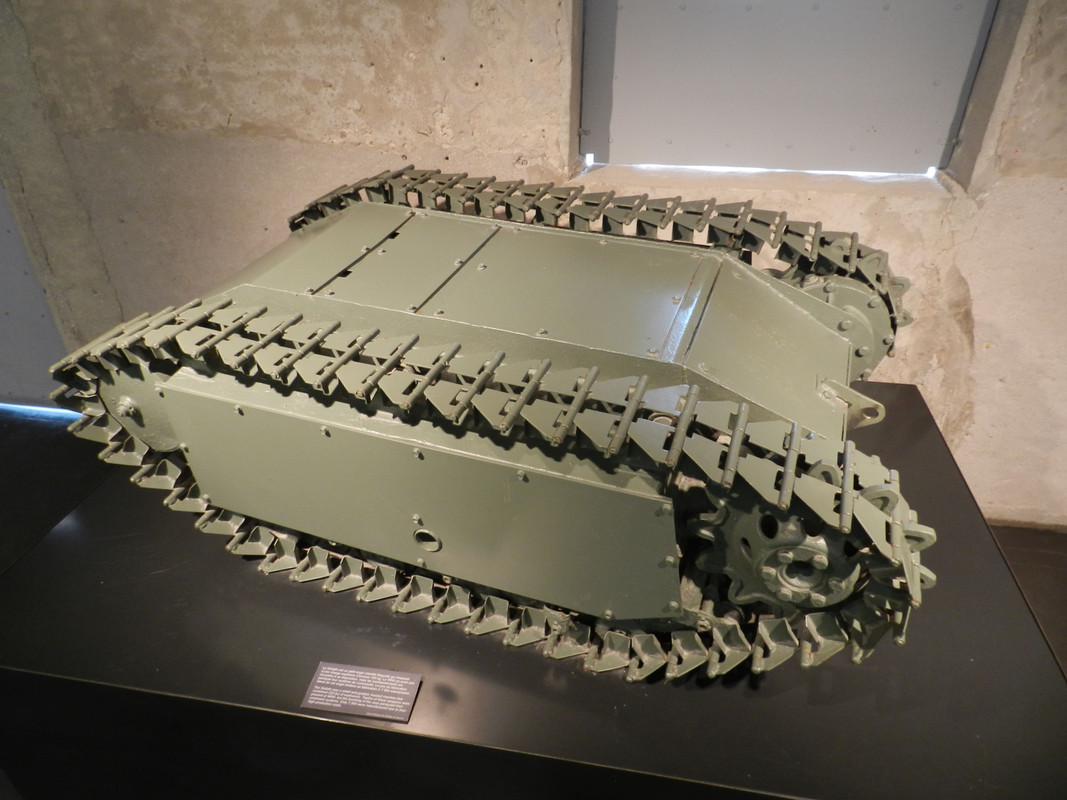 Un mini-tanque alemán Goliat, dirigido por control remoto y destinado a destruir vehículos blindados o puntos fortificados mediante una carga explosiva