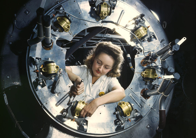 Parte de la cubierta de uno de los motores de un bombardero B-25 se monta en la sección de máquinas de la planta North American Aviation Inglewood en California. Octubre de 1942