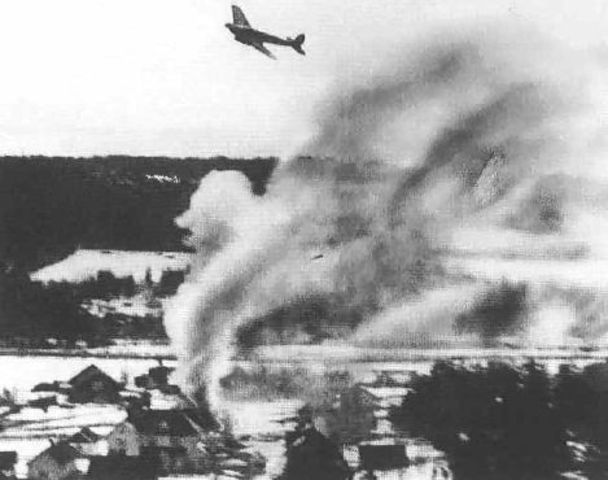 La Luftwaffe bombardeando posiciones aliadas en Kvam
