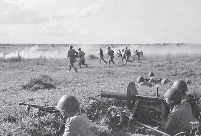 Infantería soviética del 11º Ejército atacando el corredor de Ramushevo. Verano 1942