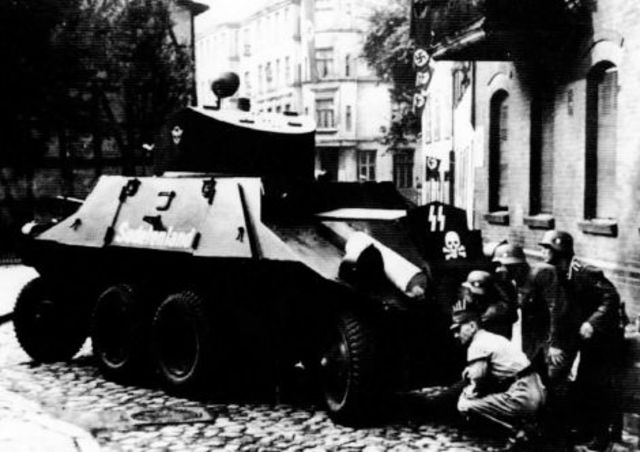 Unidades de la SS Heimwehr junto a un autoametralladora Steyr combatiendo en las calles de Danzig