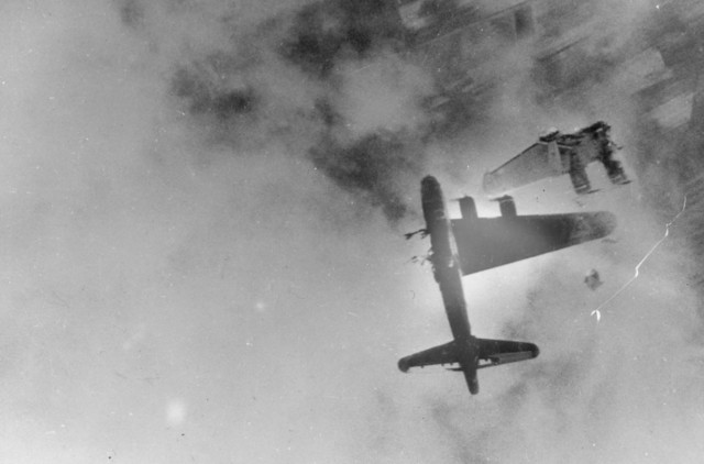 8 de abril de 1945, el B-17G Wee Willie pierde su ala izquierda a unos 20.000 pies