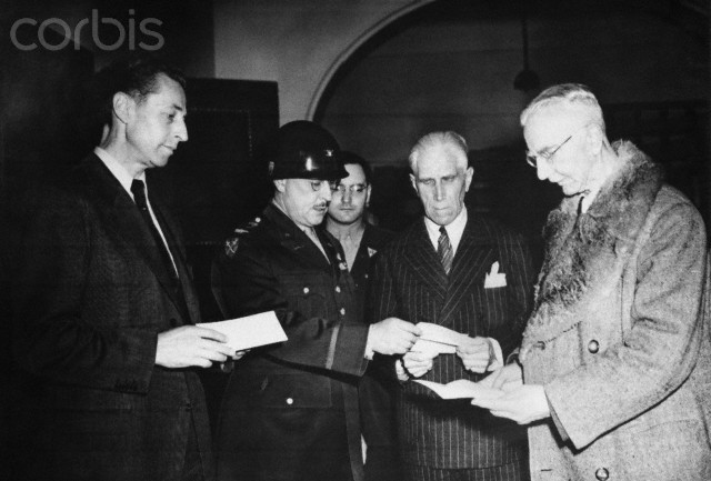 Hans Fritzsche, Franz von Papen y Hjalmar Schacht con el coronel Andrus, comandante de la prisión de Nuremberg
