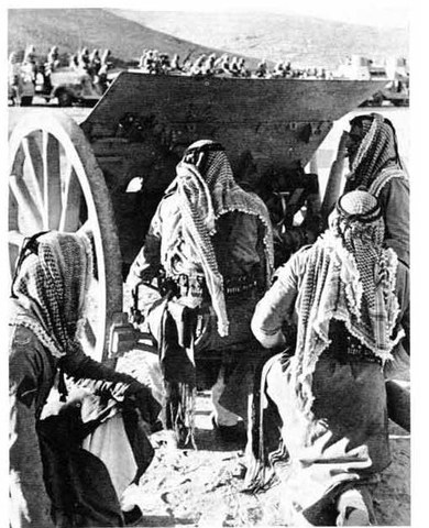 Cuatro de las Chicas de Glubb mote con que eran conocidos los beduinos de la Legión Árabe, manejando un cañón de campaña durante unas prácticas