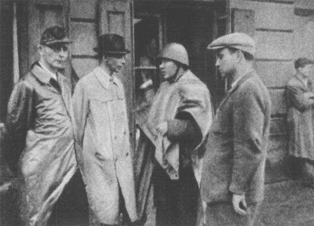 General Bor, segundo por la izquierda, y el coronel Radoslaw, siguiente, en Wola en el primer día de la sublevación