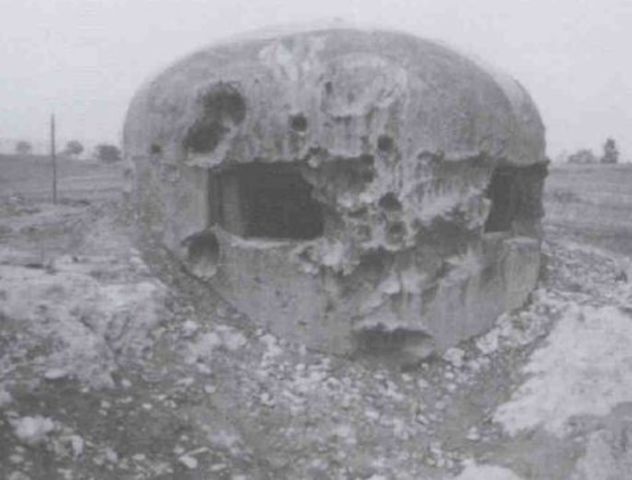 Cúpula blindada en Haguenau con impactos de 37 y 88 mm. Estas cúpulas eran un blanco fácil para la artillería de fuego directo alemán