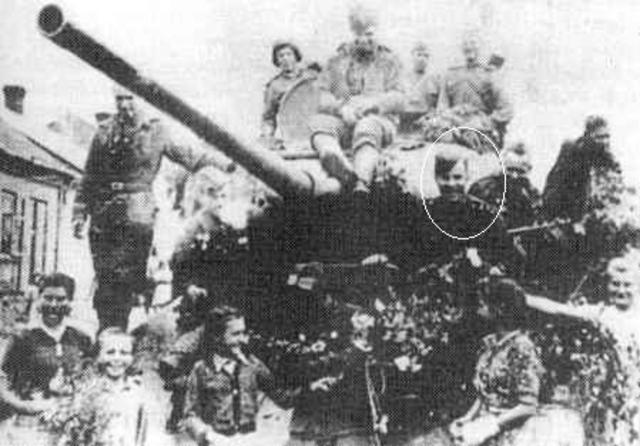 El teniente Oskin y su tripulación después de la batalla. Oskin es el marcado con una elipse blanca