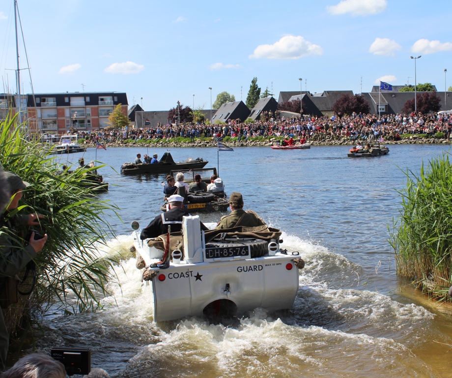 Desfile náutico de 17 vehículos a lo largo de todo el canal Du Haut-Dick