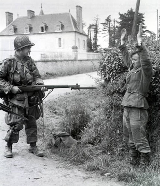 Otro lugar de una conocida fotografía de la época, con el soldado Wilbur W. Shanklin de la 101ª apuntando a un alemán