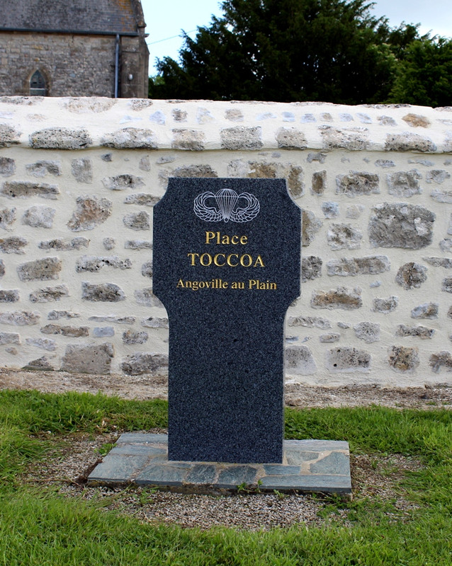 En frente de la iglesia un monumento recuerda el lugar de formación del 501st en noviembre de 1942