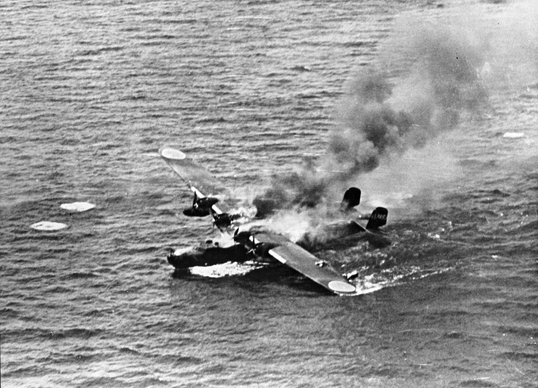 Un hidroavión japonés, Kawanishi H6K, atrapado por aviones Aliados sobre la bahía de Tokyo. La imagen muestra el momento en que sus depósitos estallan bajo el fuego enemigo