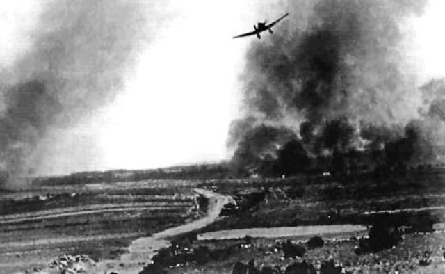 Stuka bombardeando una columna soviética. Agosto 1941