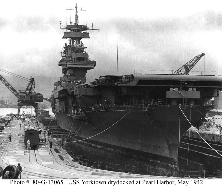 El USS Yorktown en dique seco en Pearl Harbor, mayo de 1942