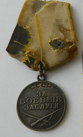Medallas y condecoraciones que fueron alcanzadas por las balas y metralla del enemigo
