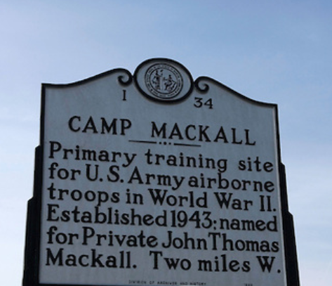 Cartel en el que se indica el campamento y el origen de su nombre