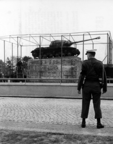 Para proteger el monumento los EEUU colocaron una jaula alrededor del tanque