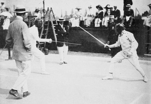 Patton, a la derecha, compitiendo en esgrima durante los Juegos Olímpicos de Estocolmo de 1912