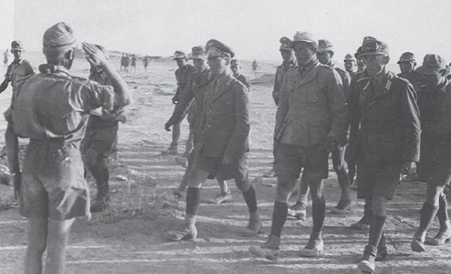 Rommel entre sus hombres. Para él el mantenimiento de la moral de la tropa era fundamental