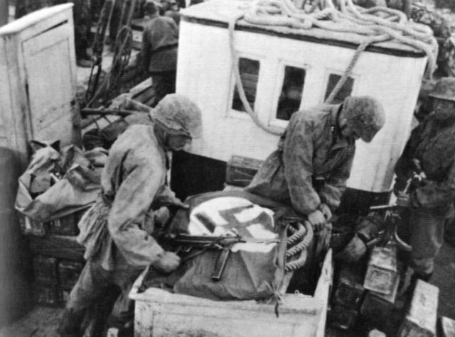 Tropas de la Leibstandarte en una pequeña embarcación en el Golfo de Corinto. Primavera de 1941
