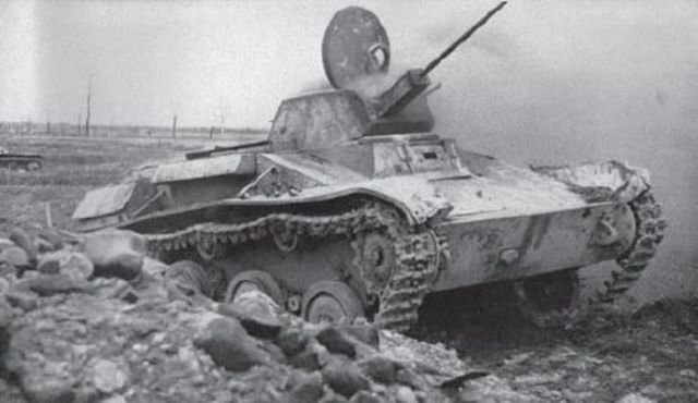 Tanque ligero T-60 ardiendo en las afueras de Kholm. Estos tanques eran objetivos relativamente fáciles para los panzerjäger