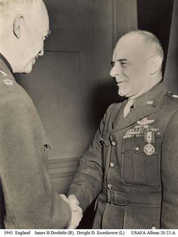 Eisenhower estrecha la mano de Doolittle , Inglaterra, 1945