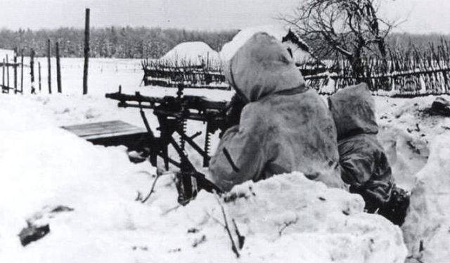 Ametralladora MG 34 junto a una aldea en el frente del Volkhov. Invierno de 1941-1942