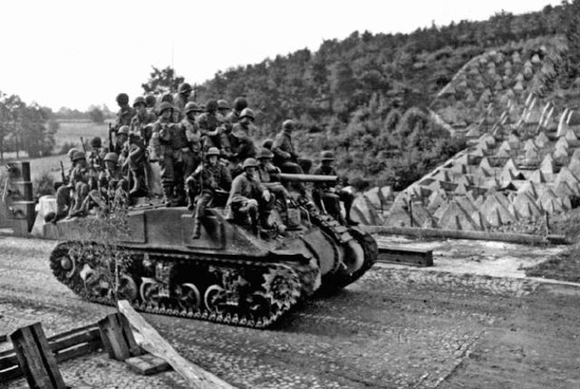 Soldados de la 39ª División de Infantería a lomos de un Sherman del 746 Batallón de Tanques camino de Lammersdorf. Otoño 1944
