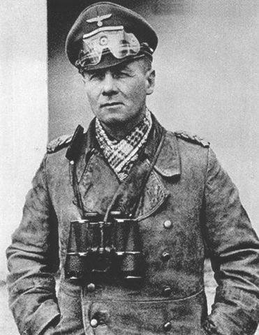 Rommel, con uniforme tropical, junto al General der Flieger Stefan Fröhlich, comandante de la Luftwaffe en el Norte de África