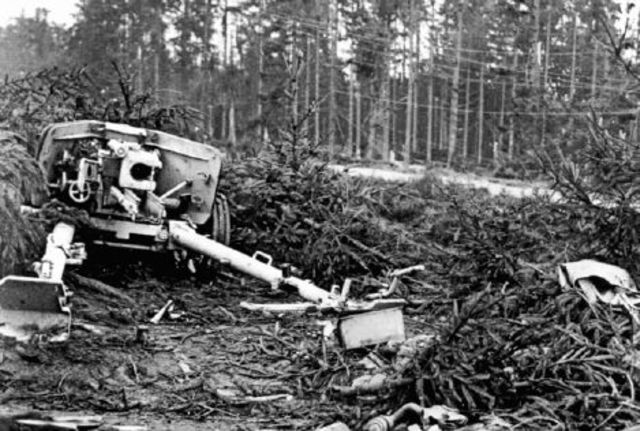 Pak 40 de 75 mm posicionado para cubrir la carretera de Kleinau. Fué capturado por hombres de la 8ª División de Infantería a finales de noviembre de 1944