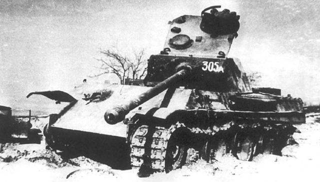 Panther puesto fuera de combate por la artillería soviética durante la batalla del Lago Balatón. Hungría, marzo 1945