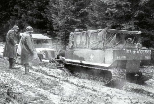 Durante el otoño de 1944, las lluvias y el barro hicieron impracticables los caminos. En la imagen un vehículo oruga M29 Weasel remolcando un Jeep. Octubre 1944