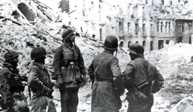 Grupo de Fallschirmjägers en las ruinas de la población de Cassino, después del bombardeo de la aviación aliada