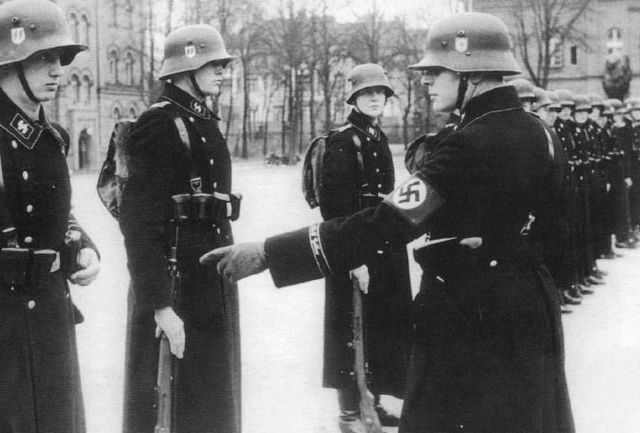 Tropas de la Leibstandarte en su acuartelamiento de Lichterfelde, en Berlín. La foto es anterior a la escalada bélica