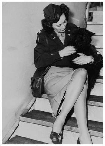 Kay Summersby sostiene al Scottish Terrier de Dwight Eisenhower
